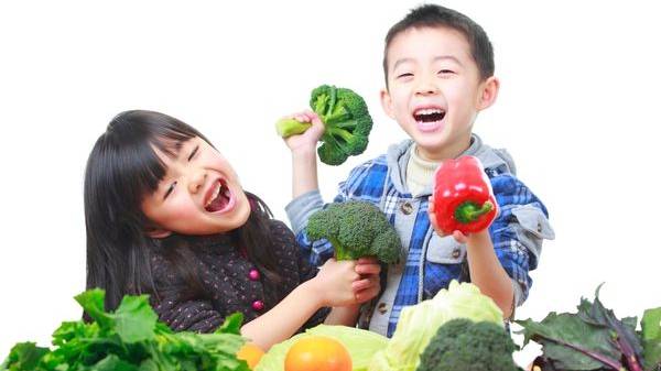 Kids with veggies