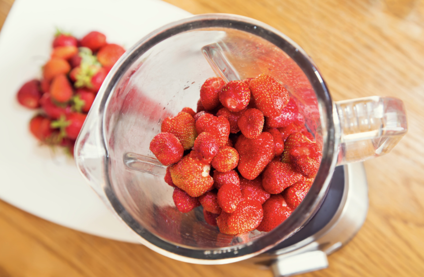 blending strawberrries