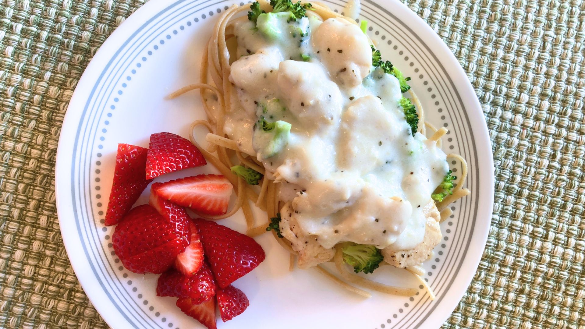 Healthy Chicken and Broccoli Fettuccine Alfredo