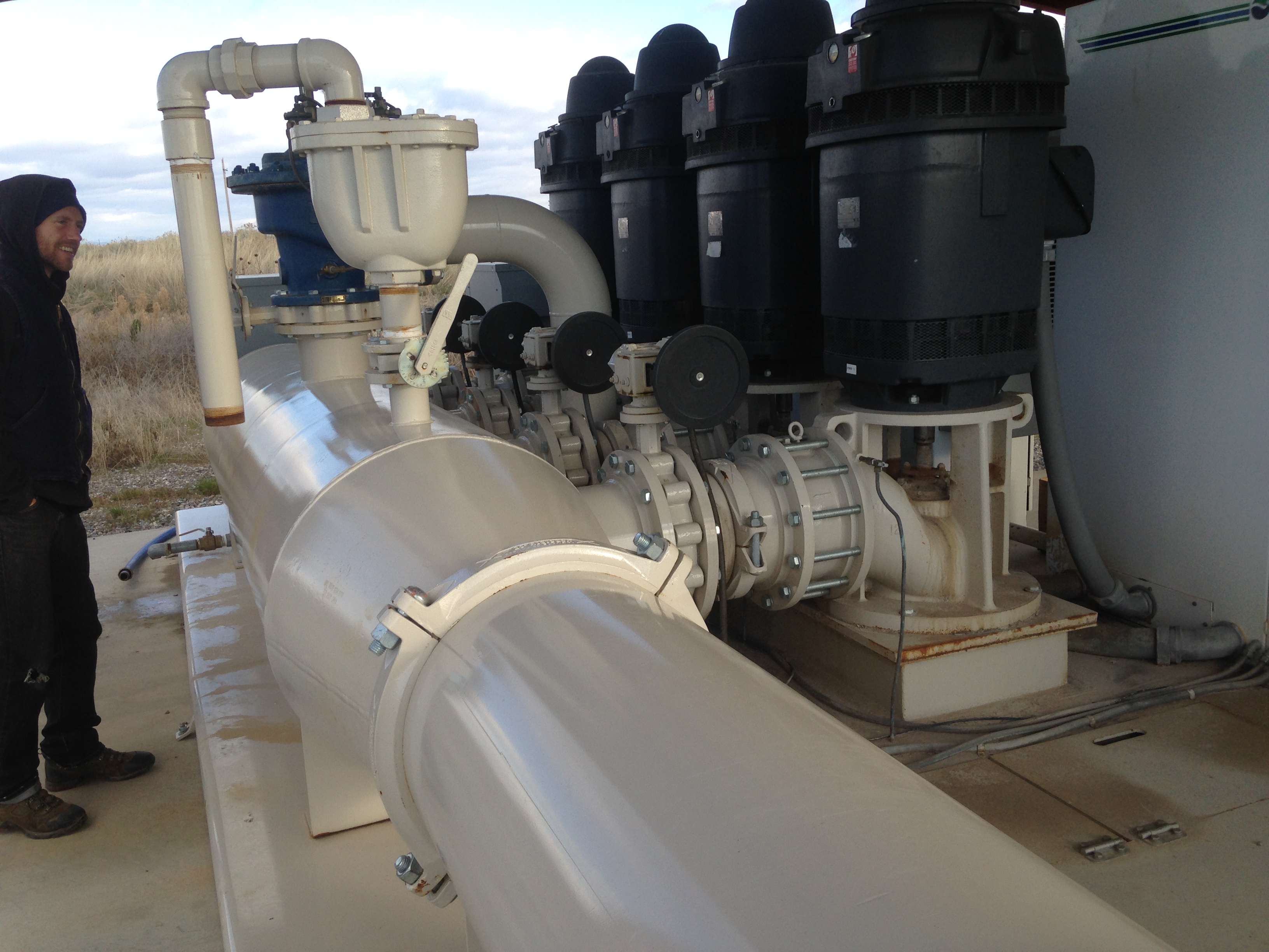 Automated pressure and flow control canal pumping station