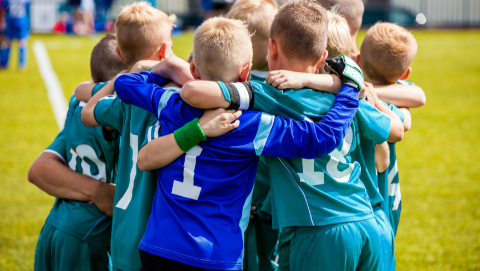 boys soccer team huddled together