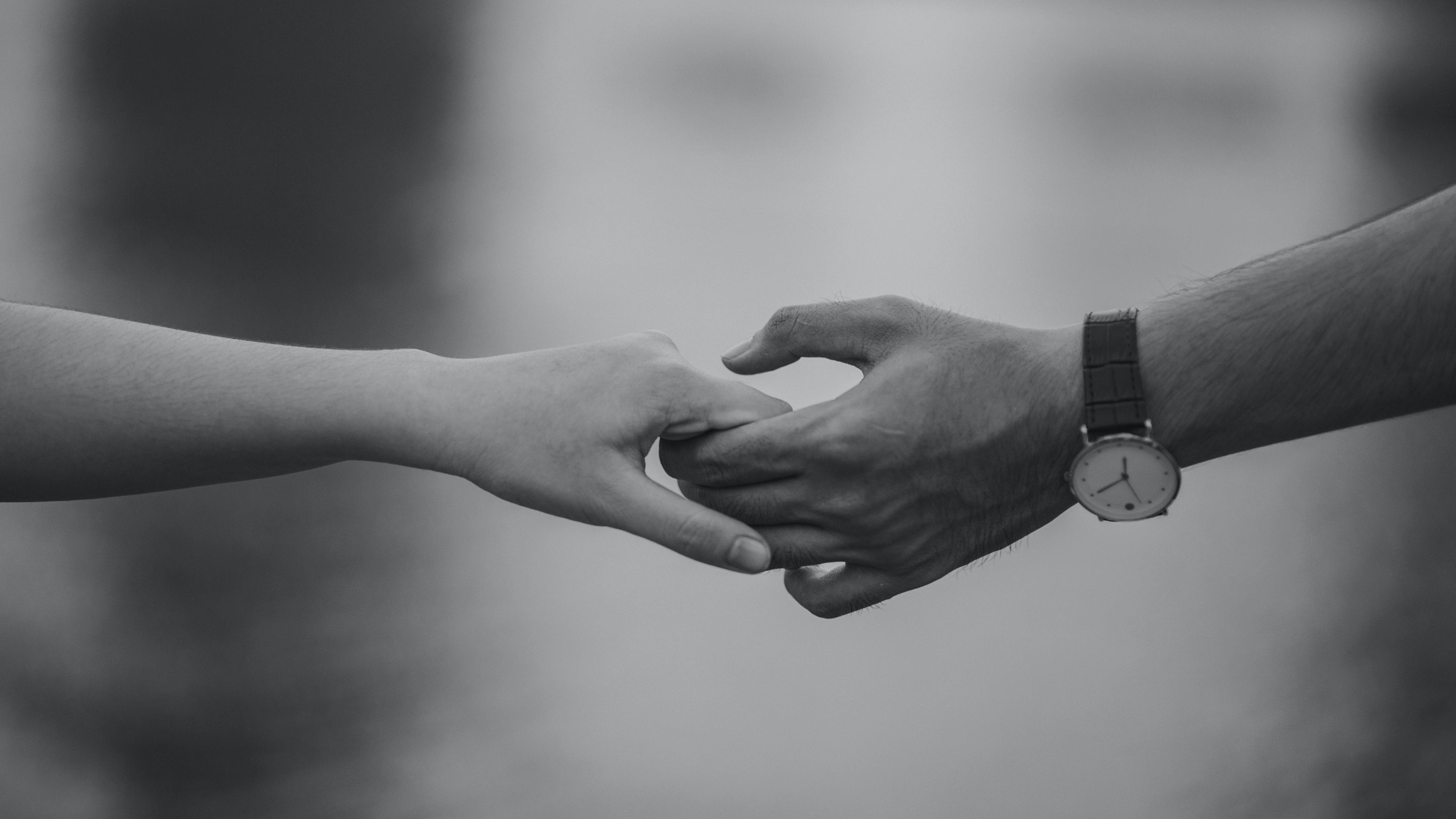 couple holding hands in black and white