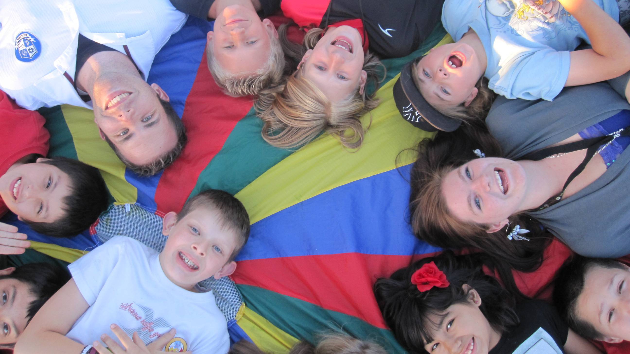 Smilling children laying in a circle
