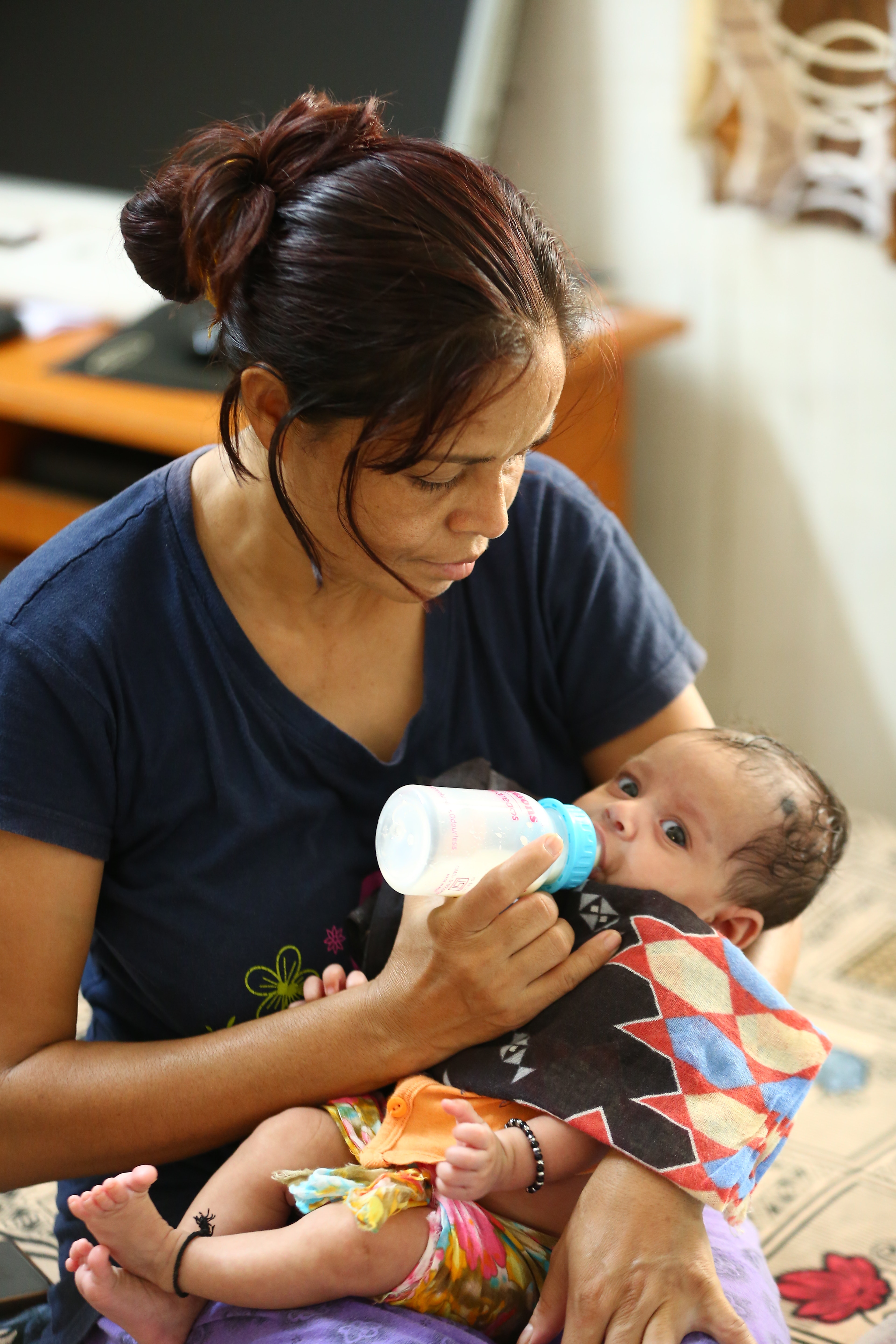 scholarly articles on breastfeeding vs bottle feeding