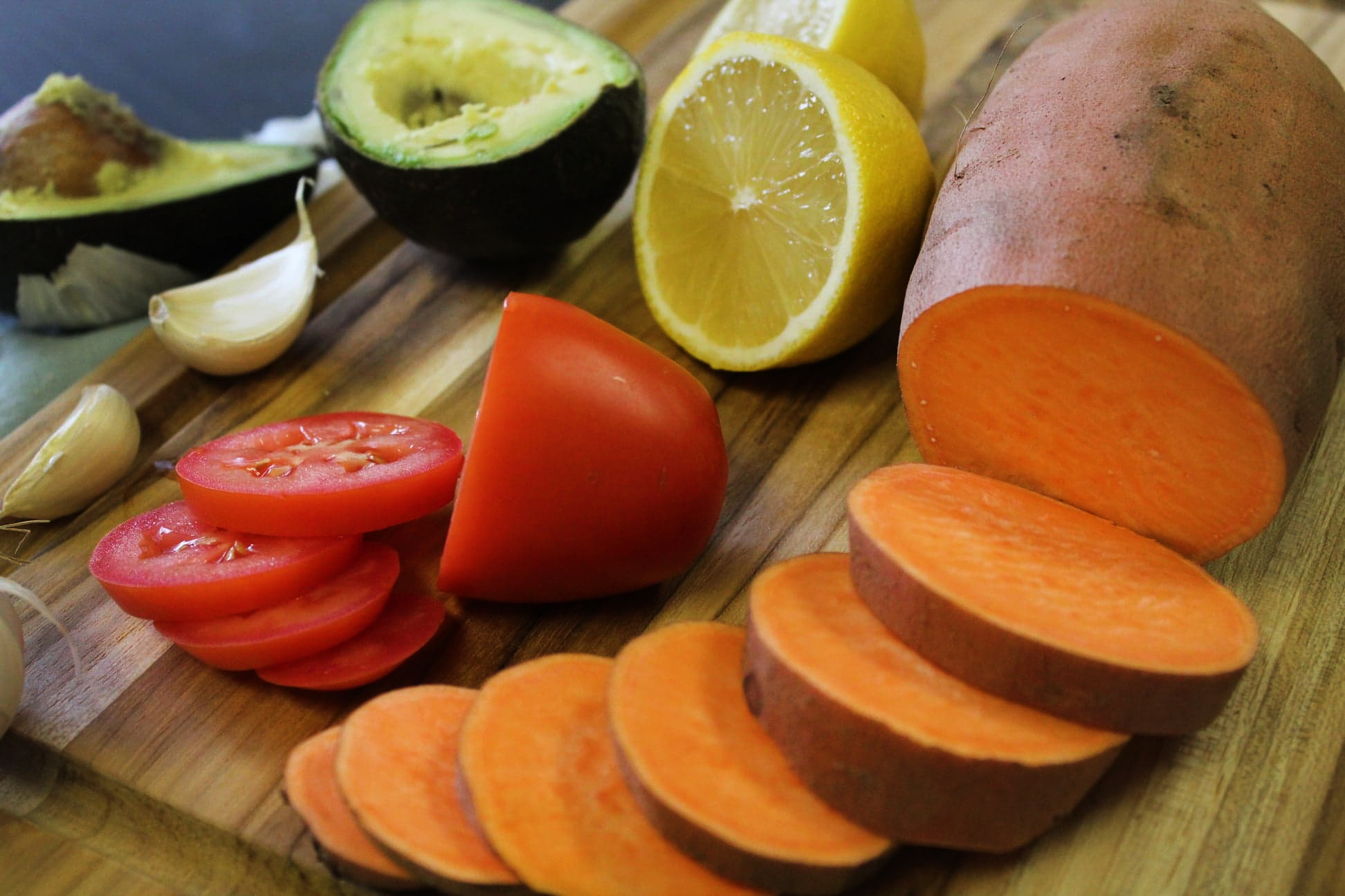 ingredients (sweet potato, tomato, garlic, lemon, avocado)